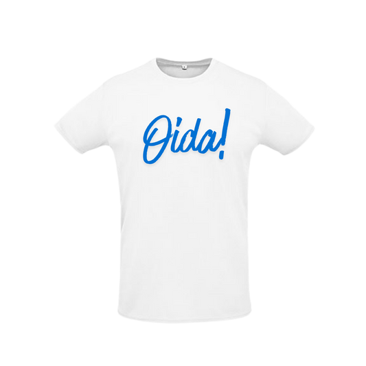 weißes Sportleiberl kurzärmelig mit blauer Schreibschrift "Oida!" über der Brust