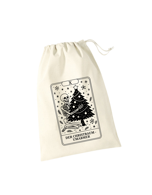 beiges Adventkalendersackerl, schwarzes Skelett-Designs: Der Christbaumumarmer