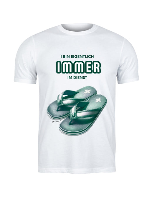 Maskulines weißes Leiberl mit grünen Flipflops und Text: I bin eigentlich IMMER im Dienst