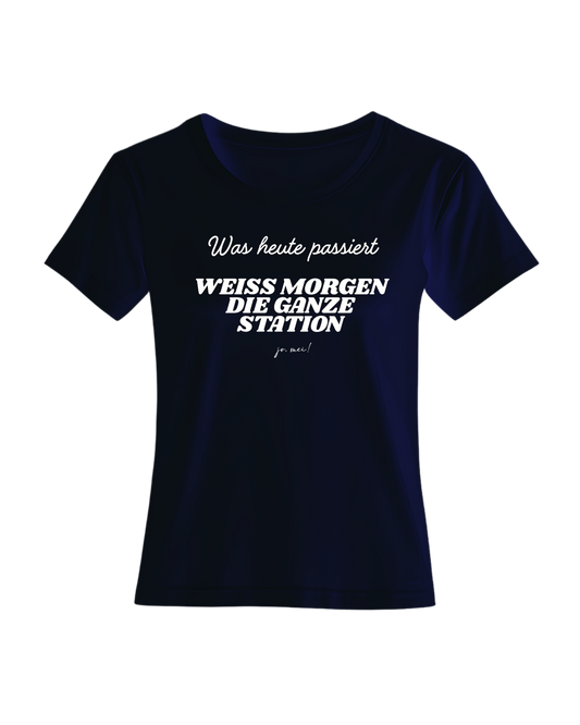 marineblaues feminines Leiberl mit weißem Textaufdruck "Was heute passiert, weiß morgen die ganze Station"