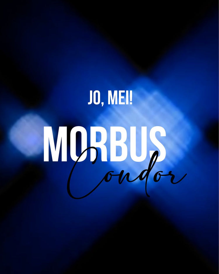 Blaues, abstraktes Lichtmuster im Hintergrund. Im Vordergrund steht in weißer und schwarzer Schrift: „JO, MEI! MORBUS Condor“. Die Schrift „Condor“ ist in einer eleganten, geschwungenen Schriftart geschrieben.