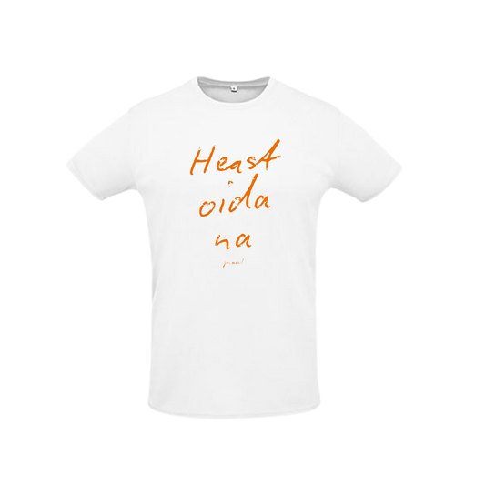 weißes Sportleiberl kurzärmelig mit oranger Handschrift "Heast, oida, na" über der Brust