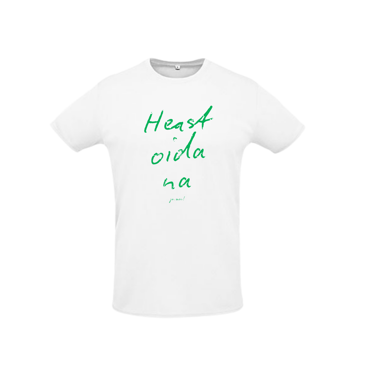 weißes Sportleiberl kurzärmelig mit grüner Handschrift "Heast, oida, na" über der Brust