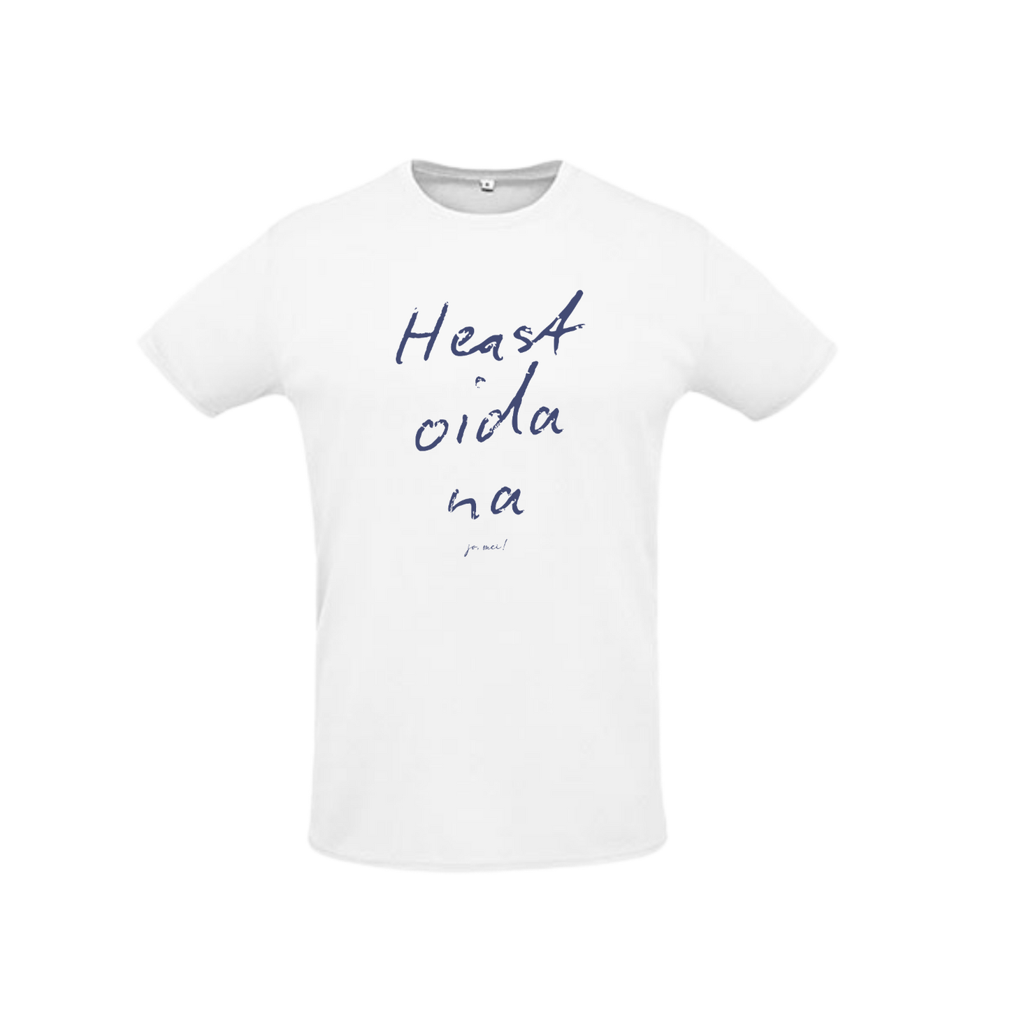 weißes Sportleiberl kurzärmelig mit blauer Handschrift "Heast, oida, na" über der Brust