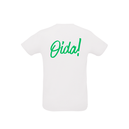 weißes Sportleiberl kurzärmelig mit grüner Schreibschrift "Oida!" am Rücken