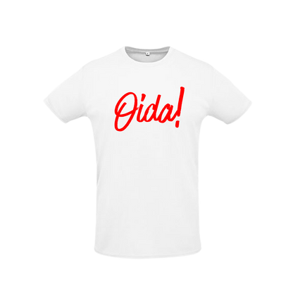 weißes Sportleiberl kurzärmelig mit roter Schreibschrift "Oida!" über der Brust