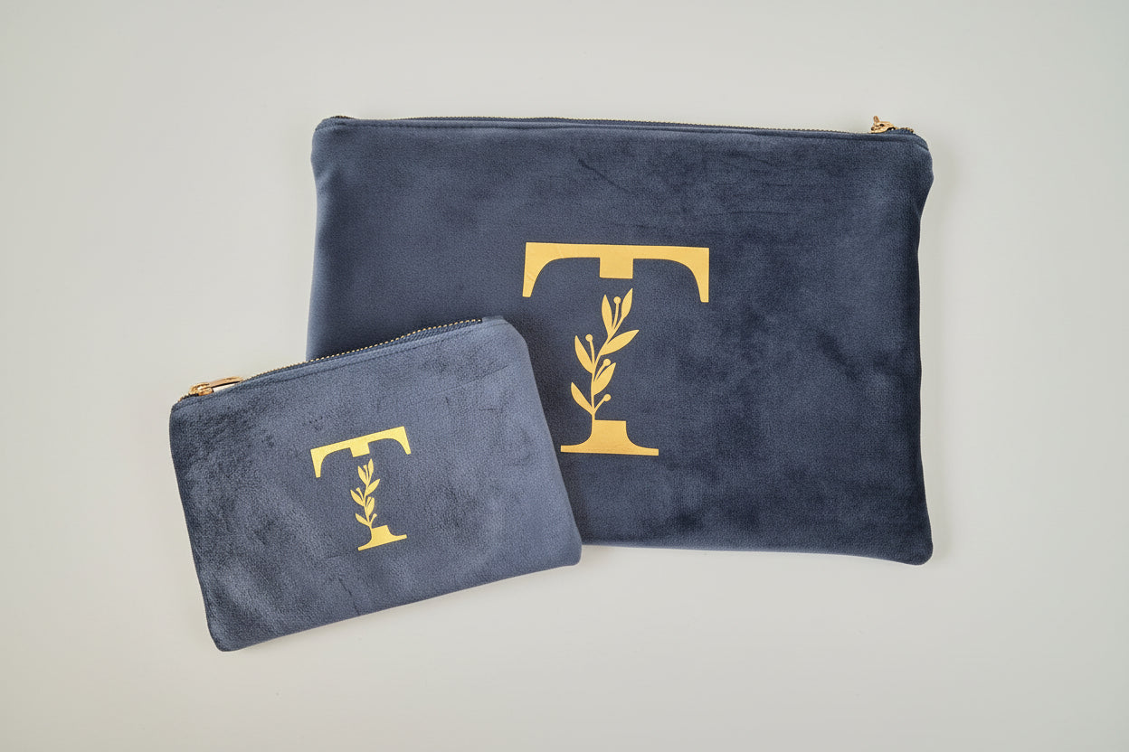 blaues Samttäschchen in 2 Größen mit goldenem S drauf