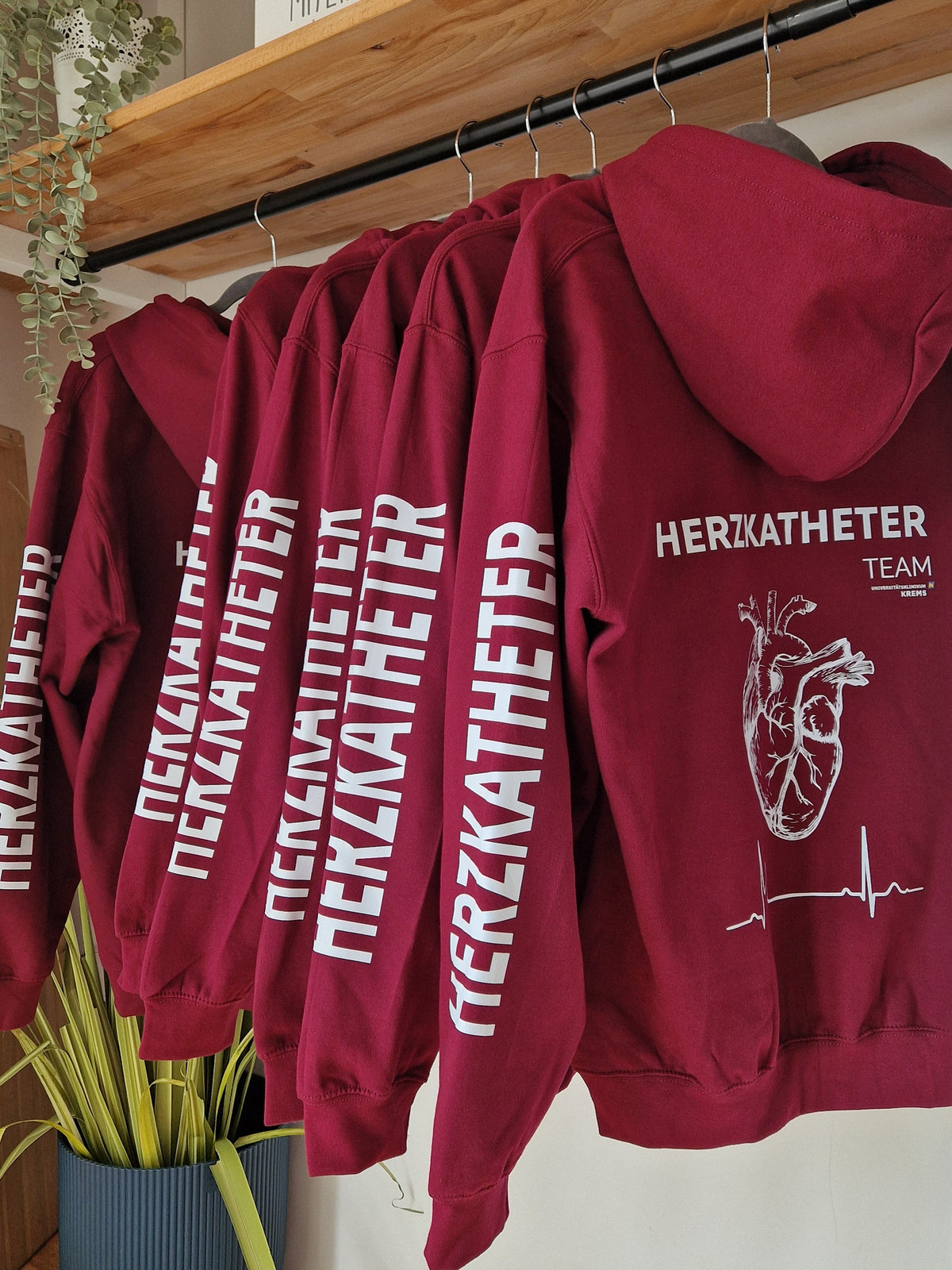 Foto von weinroten Team-westen auf kleiderstange