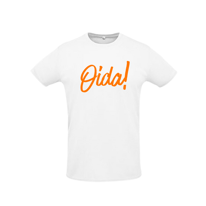 weißes Sportleiberl kurzärmelig mit oranger Schreibschrift "Oida!" über der Brust