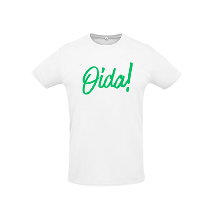 weißes Sportleiberl kurzärmelig mit grüner Schreibschrift "Oida!" über der Brust