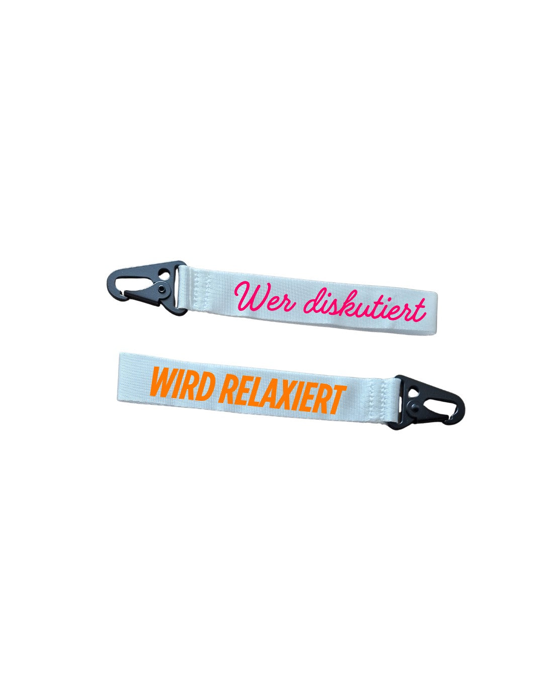 weißer schlüsselanhänger aus gurtband mit pinker schrift "wer diskutiert" andere seite orange schrift "wird relaxiert" 