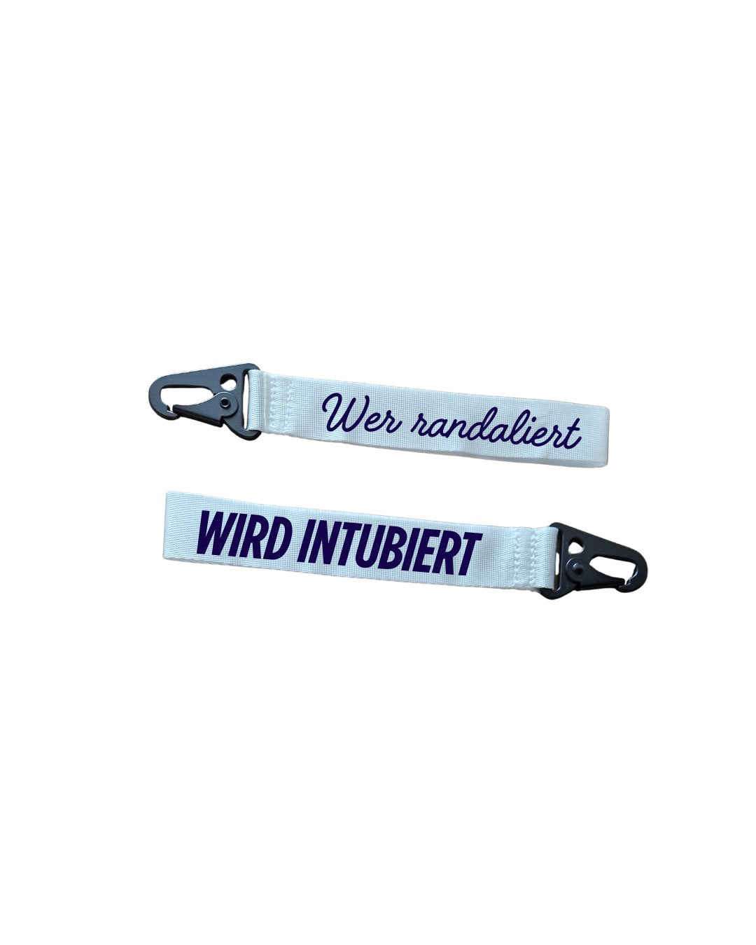 weißer schlüsselanhänger aus gurtband mit blauer schrift "wer randaliert" andere seite "wird intubiert"