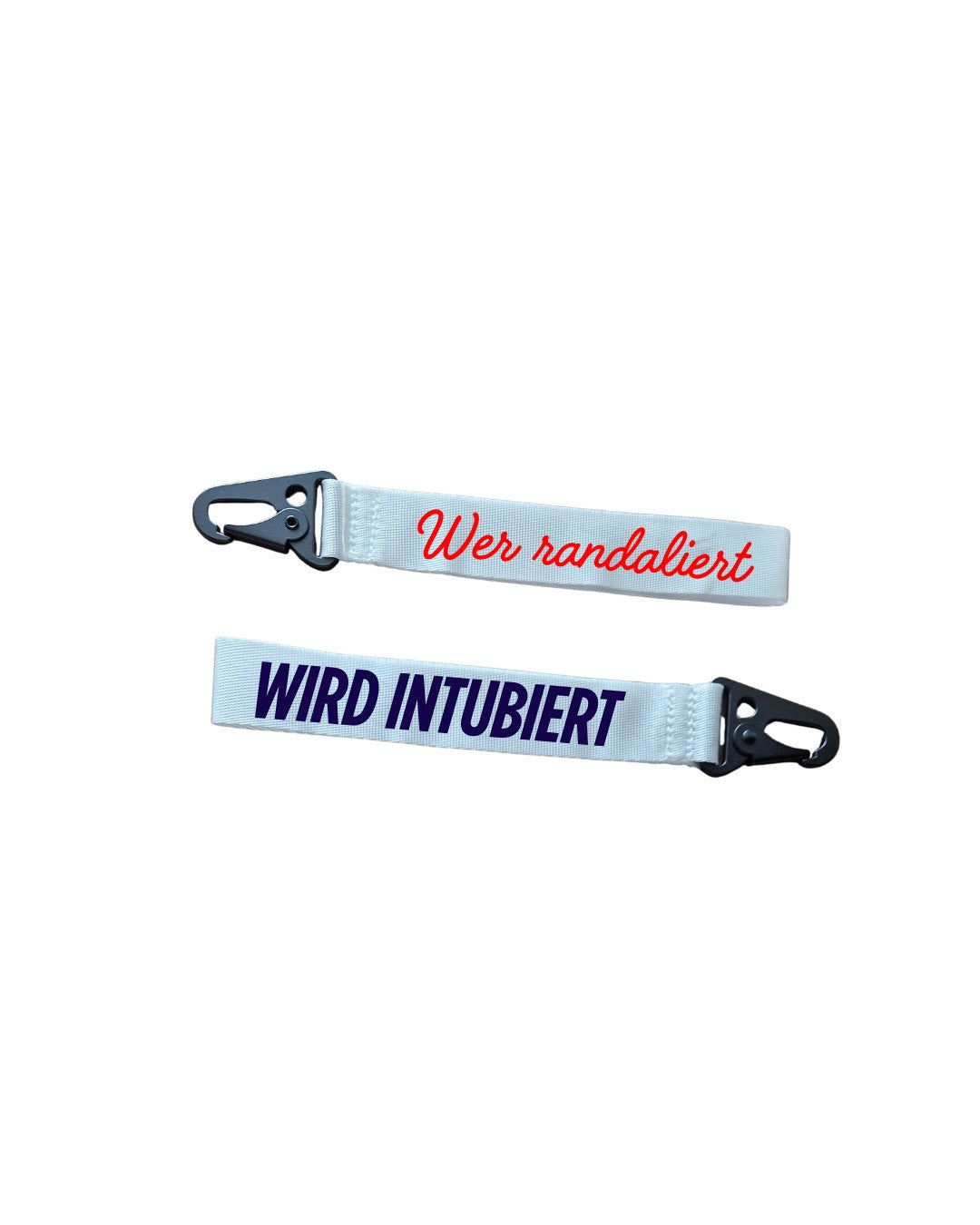 weißer schlüsselanhänger aus gurtband mit roter schrift "wer randaliert" andere seite blaue schrift "wird intubiert"