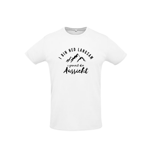 weißes Sportleiberl kurzärmelig mit Bergen und Schrift "I bin ned langsam, i genieß die Aussicht" auf der Brust