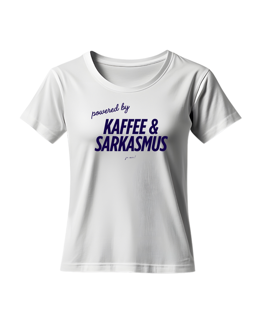 weißes feminines Leiberl mit marineblauer Schrift: powered by Kaffee & Sarkasmus