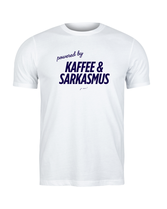 weißes maskulines Leiberl mit marineblauer Schrift: powered by Kaffee & Sarkasmus