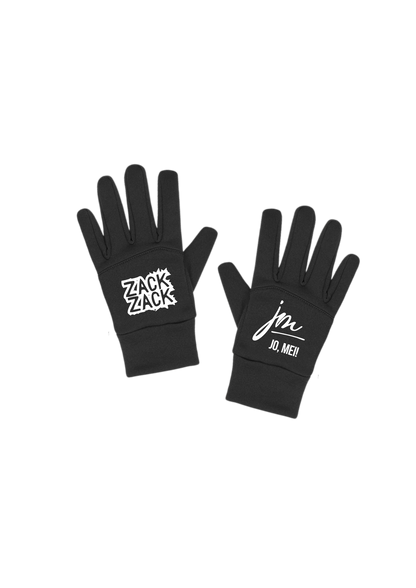 schwarze Shoftshell handschuhe mit weißem text auf linkem Handschuh "ZACKZACK" und "jo, mei! Logo auf rechtem Handschuh