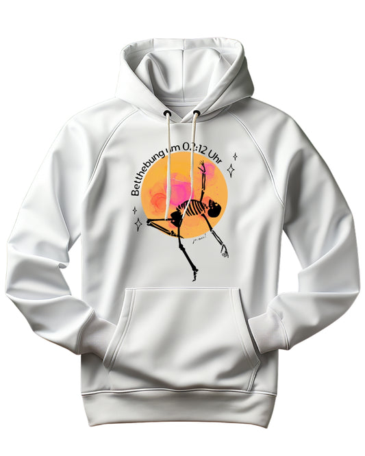 weißer Kapuzenpulli unisex mit tanzendem Skelett vor rosa-gelbem Hintergrund,ironischer Schriftzug: Betthebung um 02:12 Uhr