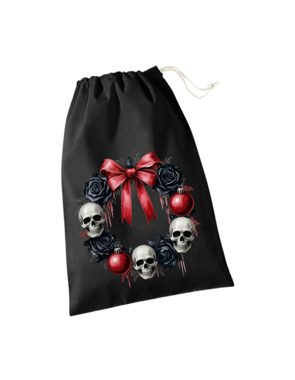schwarzes Geschenksackerl aus Baumwolle mit Zugkordel mit Totenkopfkranz, schwarzen Rosen und roter Schleife und roten Kugeln