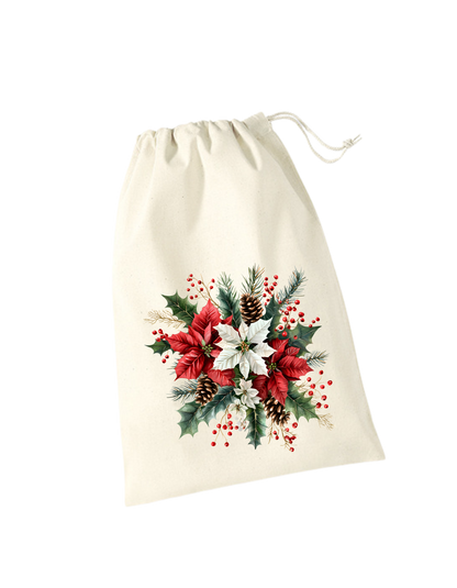 beiges Geschenksackerl aus Baumwolle mit Zugkordel mit weihnachtlichem Gesteck, weißer Weihnachtsstern auf roten Weihnachtssternen und Tannengrün