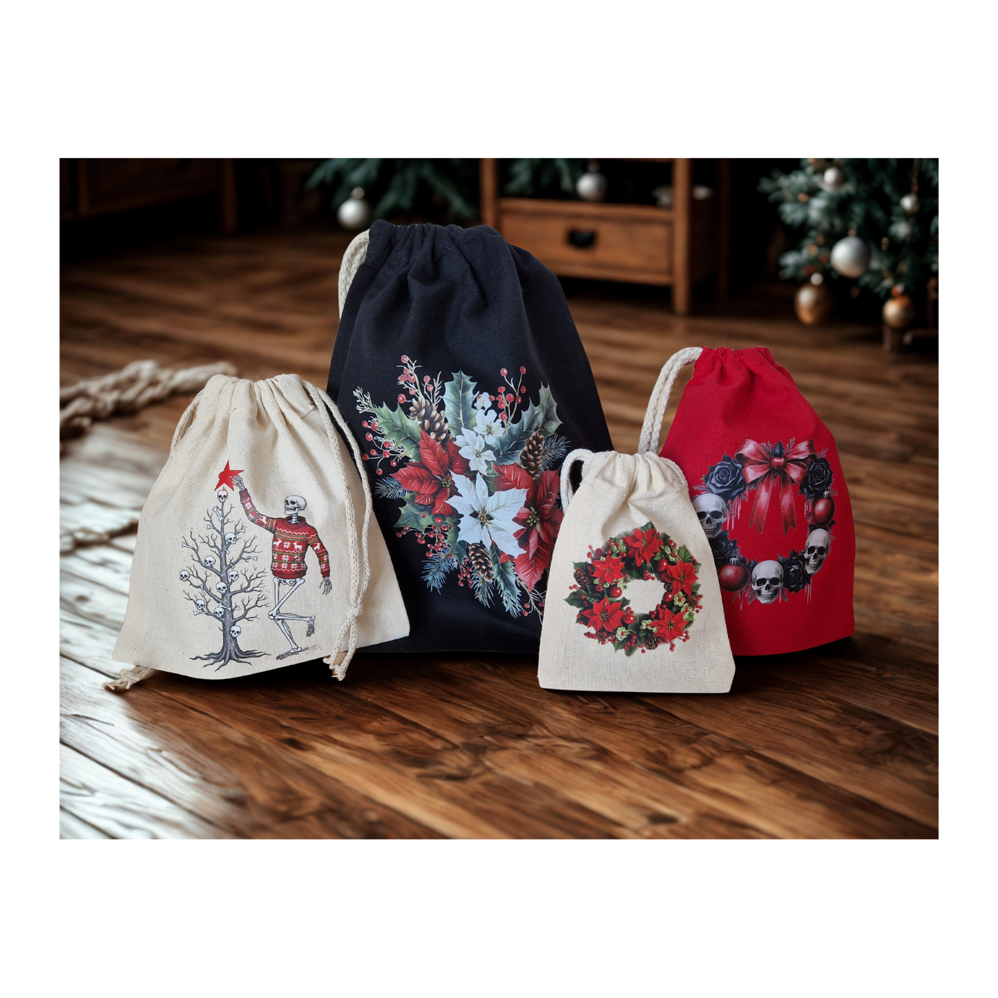 4 Geschenksackerl, beige mit Skelettdesign, das kahlen Christbaum mit Totenköpfen und rotem Stern schmückt, schwrzes Sackerl mit Weihnachtsgesteckmotiv, rites Sackerl mit Totenkopfkranz und schwarzen rosen, roter Schleife, beiges kleines Sackerl mit Weihnachtssternkranz in rot grün