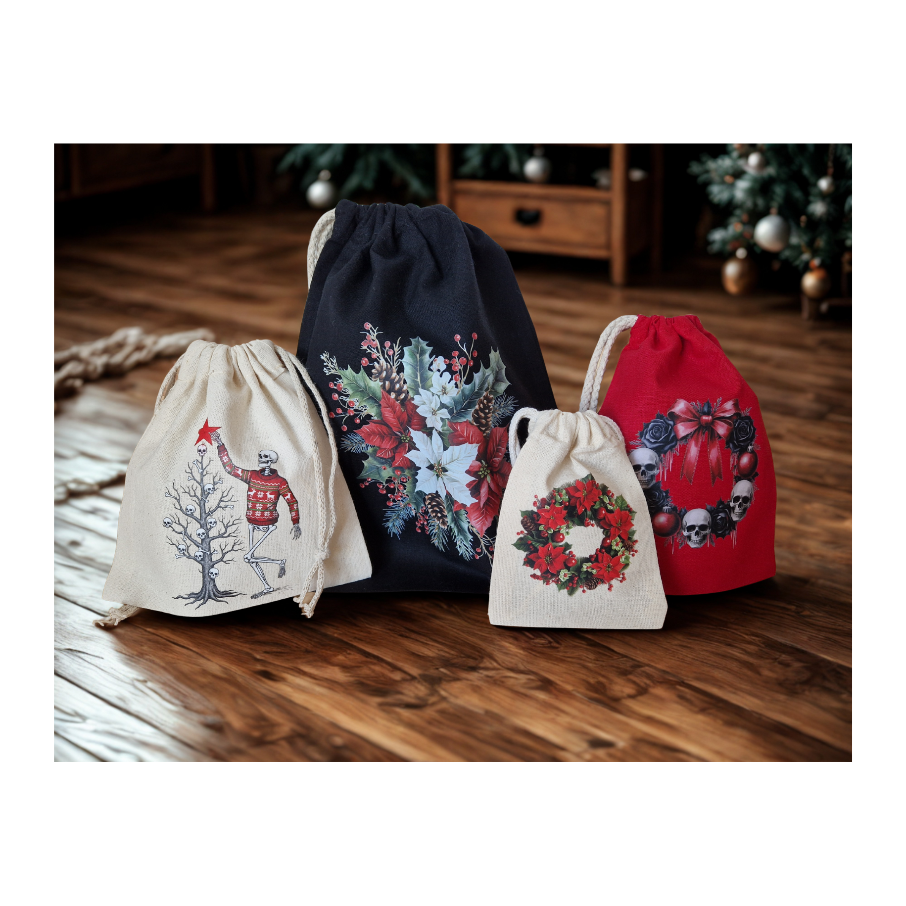 4 Geschenksackerl, beige mit Skelettdesign, das kahlen Christbaum mit Totenköpfen und rotem Stern schmückt, schwrzes Sackerl mit Weihnachtsgesteckmotiv, rites Sackerl mit Totenkopfkranz und schwarzen rosen, roter Schleife, beiges kleines Sackerl mit Weihnachtssternkranz in rot grün