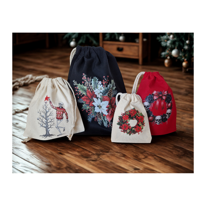 4 Geschenksackerl, beige mit Skelettdesign, das kahlen Christbaum mit Totenköpfen und rotem Stern schmückt, schwrzes Sackerl mit Weihnachtsgesteckmotiv, rites Sackerl mit Totenkopfkranz und schwarzen rosen, roter Schleife, beiges kleines Sackerl mit Weihnachtssternkranz in rot grün