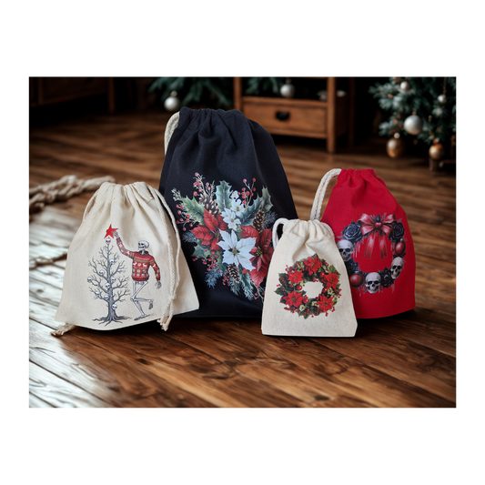 4 Geschenksackerl, beige mit Skelettdesign, das kahlen Christbaum mit Totenköpfen und rotem Stern schmückt, schwrzes Sackerl mit Weihnachtsgesteckmotiv, rites Sackerl mit Totenkopfkranz und schwarzen rosen, roter Schleife, beiges kleines Sackerl mit Weihnachtssternkranz in rot grün