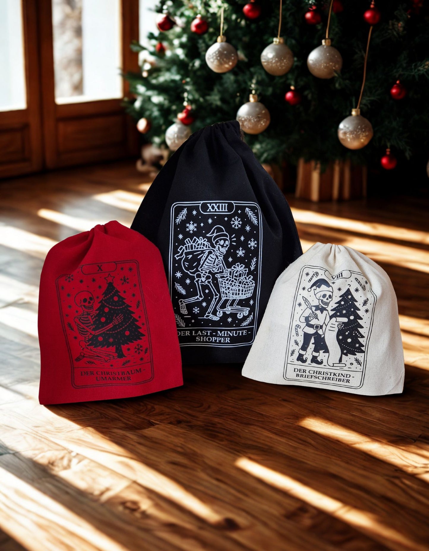3 Adventkalendersackerl in rot, schwarz, beige mit lustigen Skelett-Designs: Der Christbaumumarmer, der Last-Minute-Shiopper, der Christkindbriefschreiber