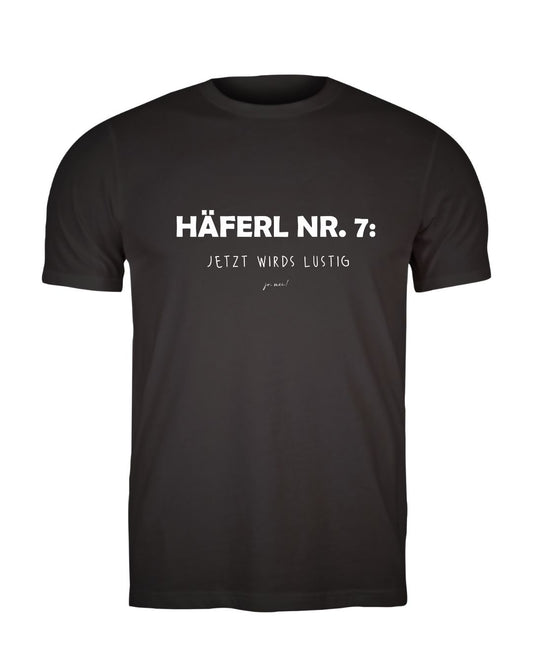 Schwarzes T-Shirt mit weißem Text, wienerischer Spruch  "Häferl Nummer 7 - jetzt wirds lustig" 