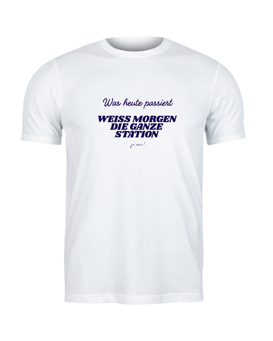 weißes Leiberl mit dunkelblauem Textaufdruck "Was heute passiert, weiß morgen die ganze Station"