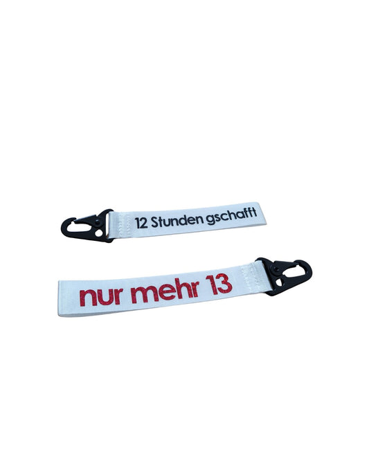 Weißer Schlüsselanhänger mit Text: 12Stunden gschafft, nur mehr 13